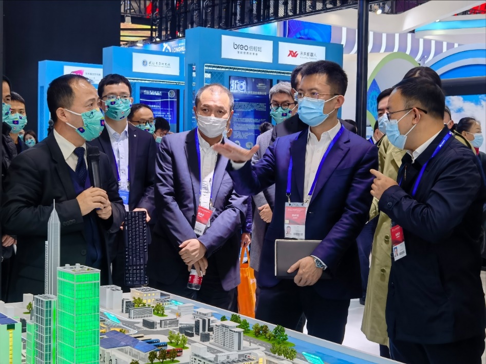 Huang Wei, Secretary of Futian District Party Committee, visits Huawei Digital Power booth