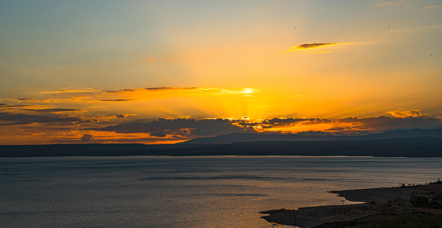 同时，该项目也成为全球最大单体光伏电站、全球最短时间内建成的新能源发电项目（从中标到全部并网历时一年）。