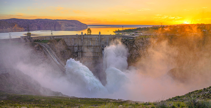 同时，该项目也成为全球最大单体光伏电站、全球最短时间内建成的新能源发电项目（从中标到全部并网历时一年）。