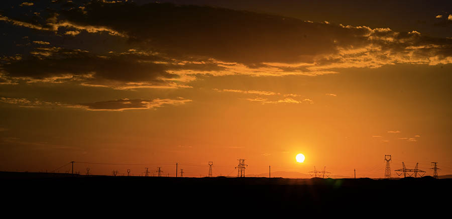 同时，该项目也成为全球最大单体光伏电站、全球最短时间内建成的新能源发电项目（从中标到全部并网历时一年）。