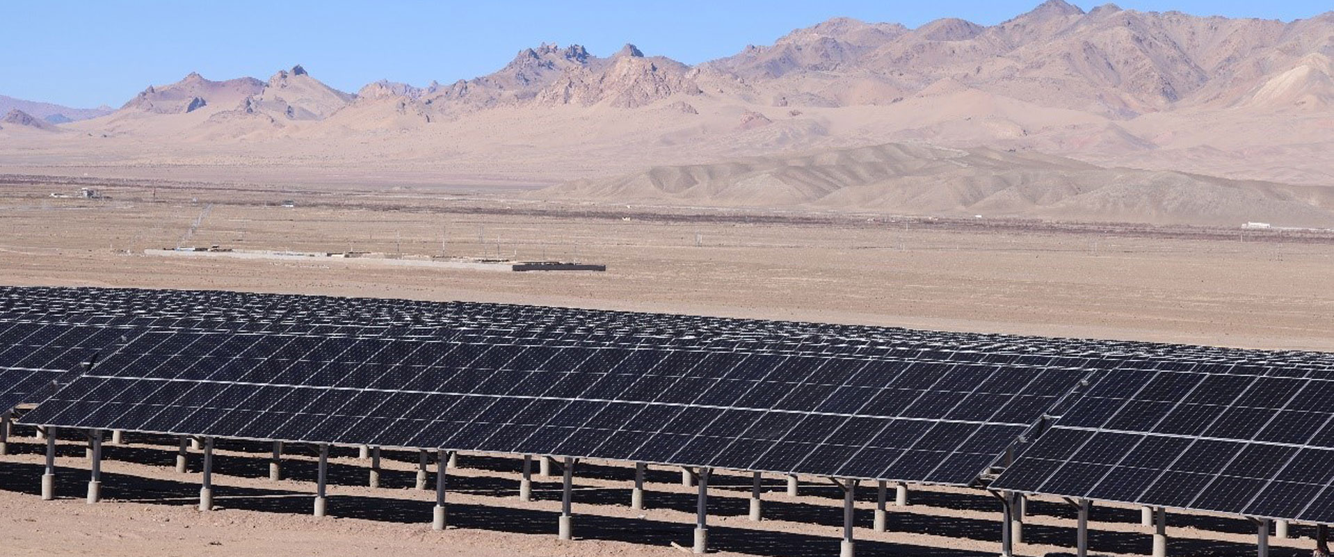 西藏阿里地区被称之为“世界屋脊的屋脊”，坐落在这片高原上的中广核170MW阿里雪域高原“零碳”光储热电示范项目，自2022年底成功并网以来，已稳定运行7个多月，汲取天边秘境丰沛的光照，点亮世界屋脊的荒野之美。